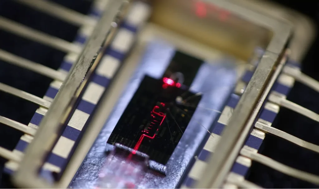 Frequency-stabilized laser in a butterfly packaging
