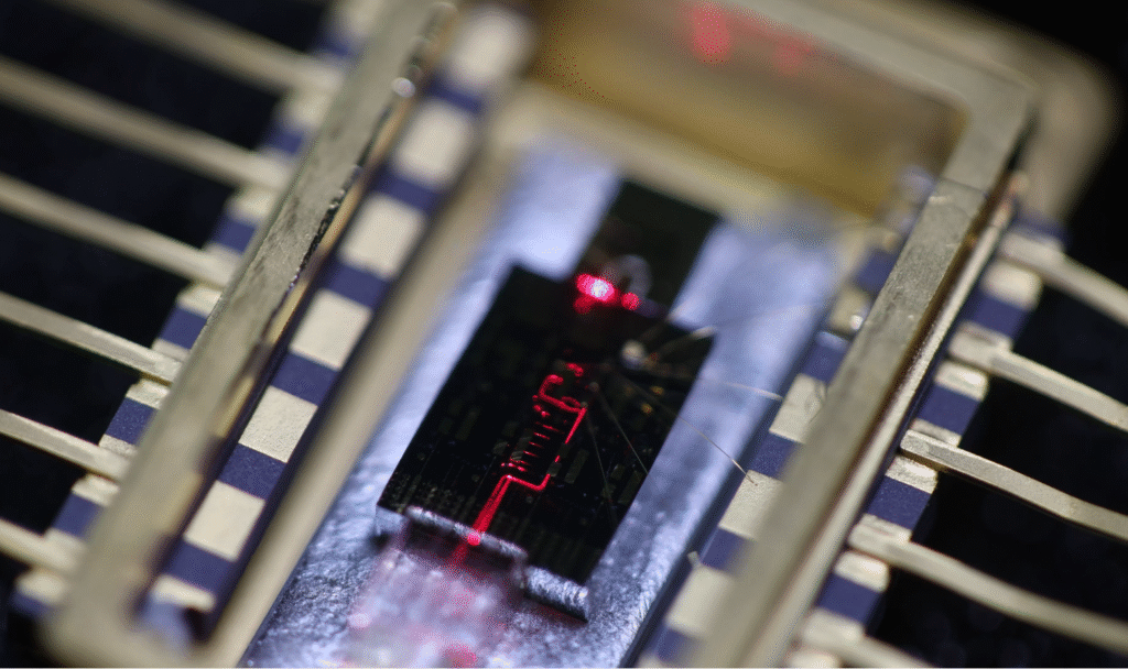 Frequency-stabilized laser in a butterfly packaging